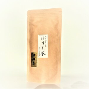 Könnte beinhalten: Ein brauner Papierbeutel mit einem Etikett, auf dem "ほうじ茶" in japanischen Schriftzeichen steht. Das Etikett trägt außerdem in kleineren Schriftzeichen den Text "深蒸しほうじ茶". Der Beutel ist versiegelt und bereit zum Öffnen.