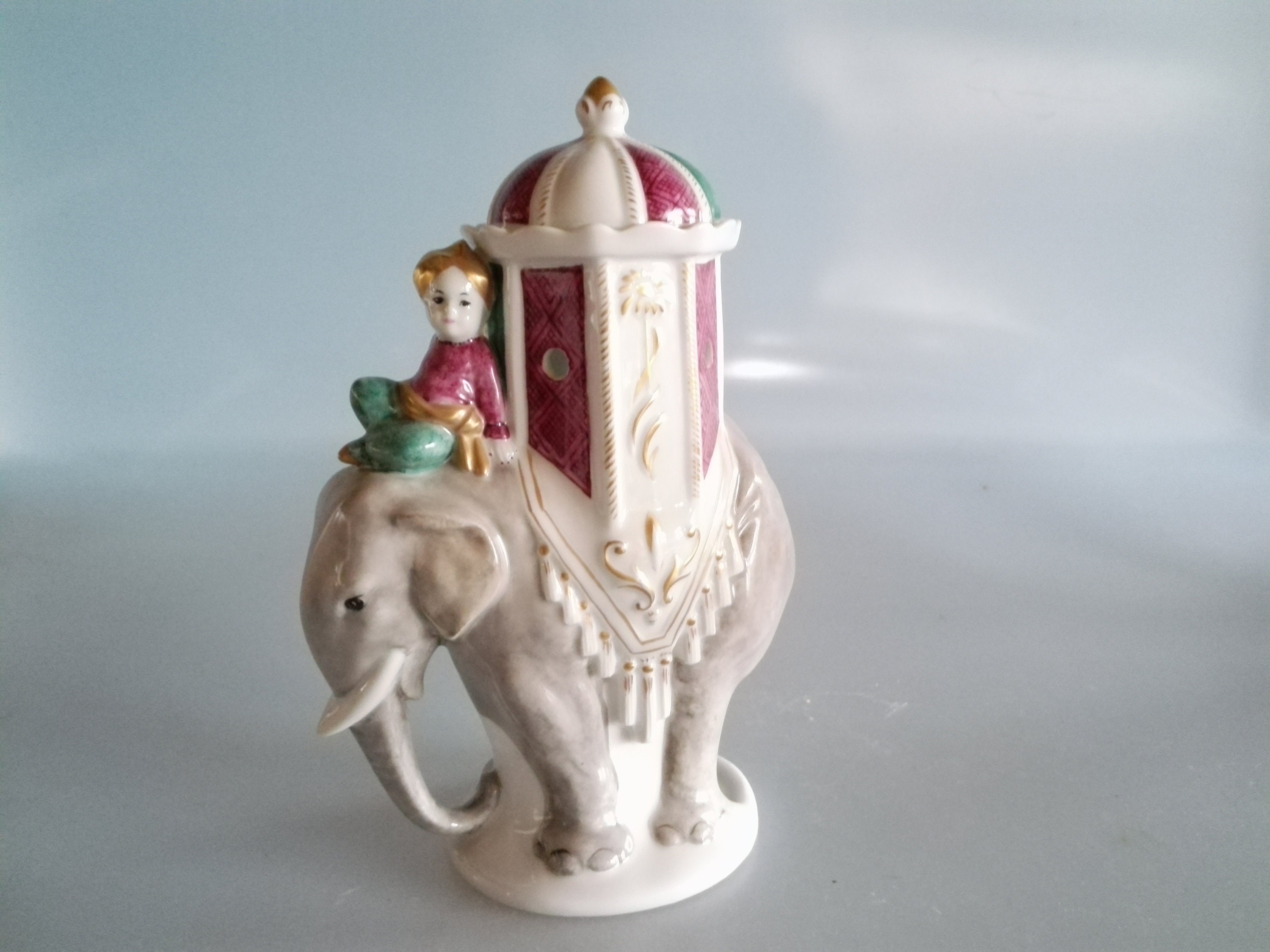 Sculpture of an elephant with his Mahmud as an aroma lamp, hand-painted porcelain