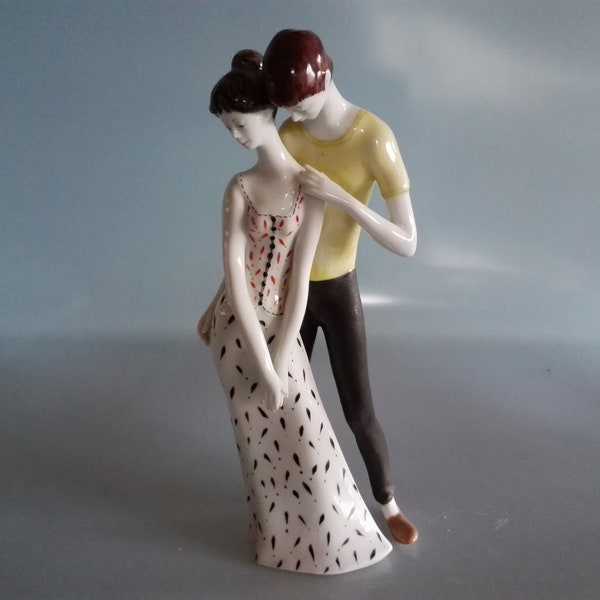 Figurine d'un couple amoureux en porcelaine, peinte à la main