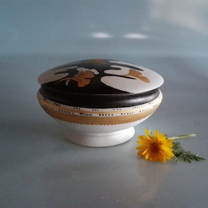 Extravagant, customizable can made of bisquit porcelain, hand-painted