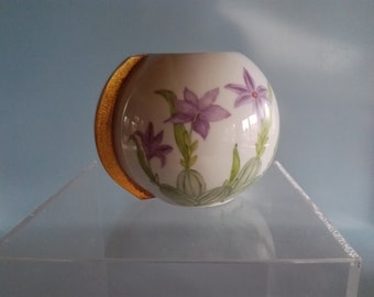 Extravagante Vase aus Porzellan, handbemalt
