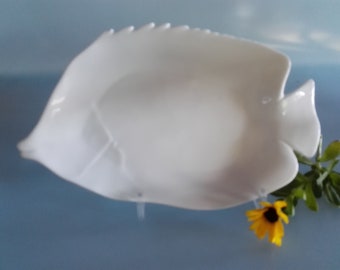 White porcelain bowls in the shape of a fish