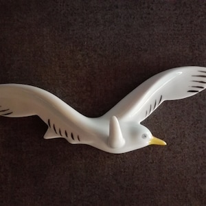 Flying seagulls as hooks made of porcelain, hand-painted