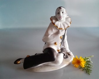 Semi-recumbent Pierot made of porcelain, hand-painted