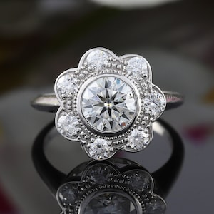 Anillo de moissanita con halo floral, anillo de moissanita redondo, anillo de estilo vintage con borde de cuchillo, anillo con engaste en bisel, anillo de compromiso con halo, anillo con racimo floral