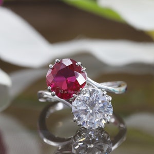 Anillo de compromiso con diamantes blancos y rubíes con forma de cojín con derivación en espiral, anillo de dos piedras, anillo de derivación de diseñador, anillo de bodas con diamantes Toi Et Moi en oro macizo de 14 quilates