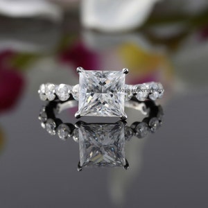 Anel de Noivado com Moissanita de 5 quilates com Corte Princesa e Cravação Pavé Flutuante, Anel Solitário com Diamante de Destaque, Ouro 14K