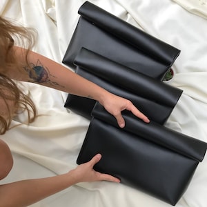 Pochette en cuir végétalien noir à rabat, sac en cuir noir, sac à main à rabat, sac en cuir oversize, sac quotidien, Black Friday, cadeau pour maman