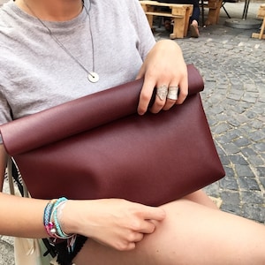 Bordeauxrote Vegan Leder Fold Over Tasche, Bordeauxrote Leder Clutch, Vegan Handtasche, Fold Over Handtasche, Oversize Geldbörse, Geschenk für Sie