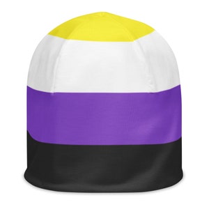 Peut inclure: Un bonnet rayé noir, violet, blanc et jaune.