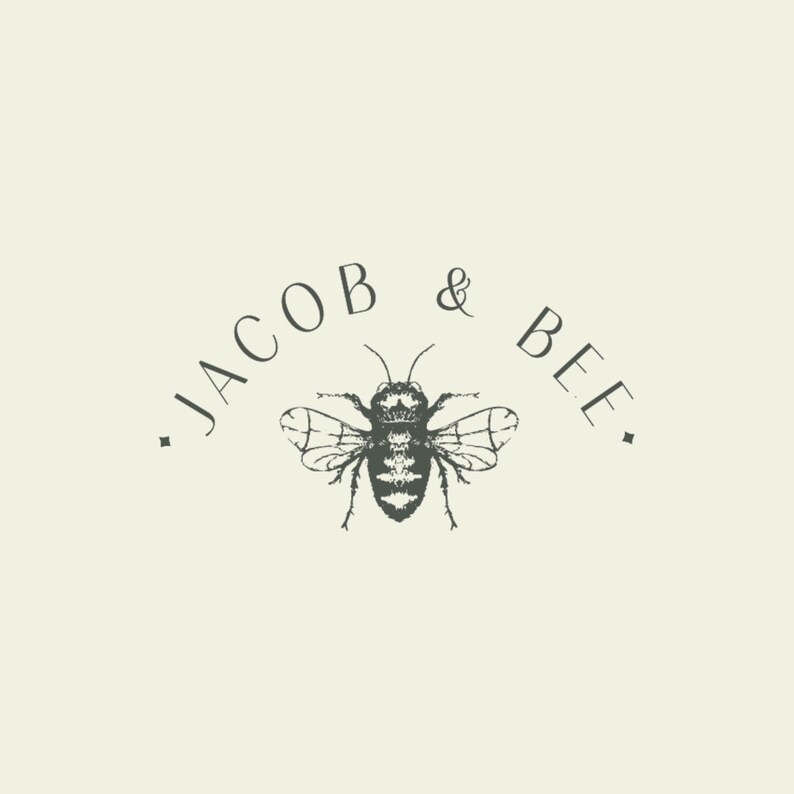 K&ouml;nnte beinhalten: Eine Schwarzwei&szlig;illustration einer Biene mit dem Text "JACOB & BEE." dar&uuml;ber.
