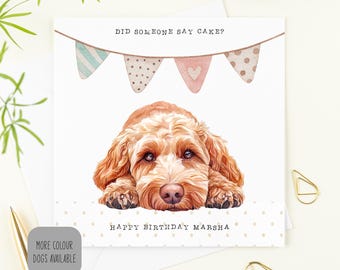 Peut inclure: Carte d'anniversaire avec une illustration à l'aquarelle d'un chien brun doré. Le texte "DID SOMEONE SAY CAKE?" est au-dessus et "HAPPY BIRTHDAY MARSHA" en dessous. Des fanions aux couleurs pastel décorent le haut de la carte.