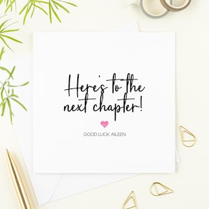 K&ouml;nnte beinhalten: Eine wei&szlig;e Karte mit schwarzer Kalligraphie, auf der "Here's to the next chapter!" steht, mit einem rosa Herzen und dem Text "Good Luck Aileen" darunter.