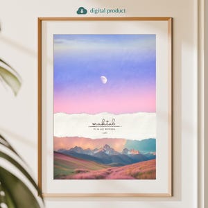Op de afbeelding: Een ingelijste kunstafdruk met een landschap met een roze en blauwe lucht, een halve maan en bergen. De afdruk bevat het woord "maktub" en de zin "It is all written."