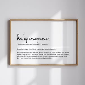 Peut inclure: Impression encadrée avec le mot "ho'oponopono" écrit à la main. L'impression comprend la définition et l'explication de la pratique hawaïenne. Le cadre est de couleur marron clair et le fond est blanc.