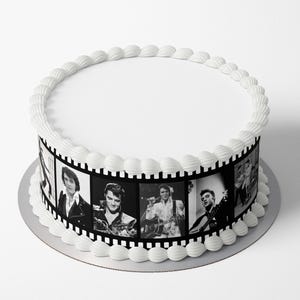 Könnte beinhalten: Eine weiße Keramik-Tasse mit schwarzem Henkel und dem Text "But First, Coffee" in handschriftlichem Stil. Die Tasse steht auf einer weißen Oberfläche. Die Tasse ist 10 cm hoch.