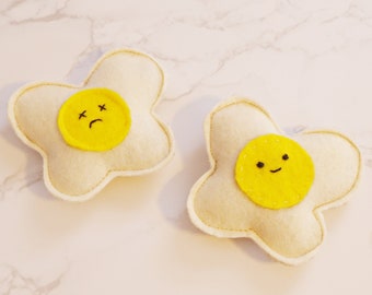 Organic Catnip Fried Egg Toy for Cats, Kitten Play, Felt Egg Yolk, Made to Order, Cat Lovers, Gift For Pets, Food Themed Pet Toys