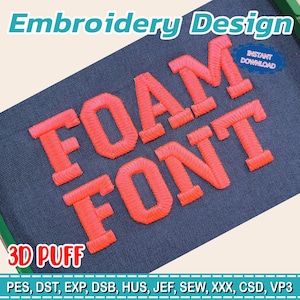 Könnte beinhalten: Ein Stickdesign mit den Worten "FOAM FONT" in 3D-Puff-Stil, dargestellt in leuchtendem Orange auf einem dunkelblauen Hintergrund. Das Design enthält den Text "Embroidery Design" und "Instant Download".