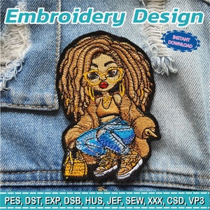 以下が含まれることがあります： 金縁のメガネ、ジュエリー、ハンドバッグを持った漫画の女性が描かれた刺繍パッチ。 パッチは黒い縁取りで、デニムの背景に配置されています。 テキストには「Embroidery Design」と「Instant Download」が含まれています。