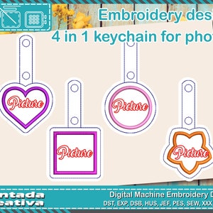 Puede incluir: Diseño de bordado para un llavero 4 en 1 para fotos. El diseño incluye cuatro formas de llavero: un corazón, un círculo, un cuadrado y una flor. Cada forma tiene un borde y la palabra "Picture" en escritura cursiva.