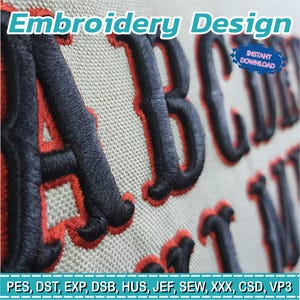 Puede incluir: Primer plano de letras bordadas en negro con contornos rojos sobre tela beige. Las palabras "Embroidery Design" están en la parte superior, con una insignia de "Descarga instantánea". La parte inferior muestra formatos de archivo de bordado.