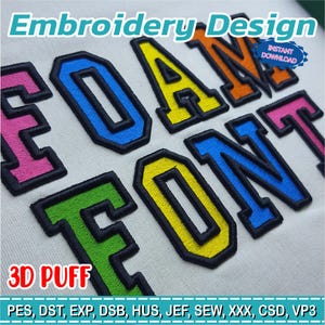Puede incluir: Primer plano de letras bordadas coloridas que deletrean "FOAM FONT" en un estilo 3D en relieve. Las letras están delineadas en negro y presentan varios colores, incluyendo azul, amarillo, naranja, rosa y verde. También se ven las palabras "Embroidery Design" y "3D PUFF".