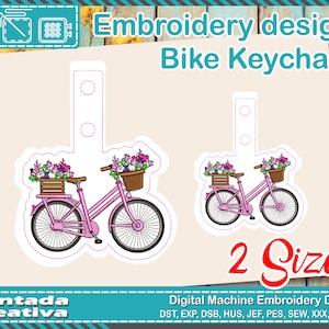 Op de afbeelding: Roze fiets sleutelhanger borduurontwerp met een bloemenmand. Het ontwerp bevat twee maten en de tekst "Embroidery design Bike Keychain". Voor digitaal machinaal borduren.