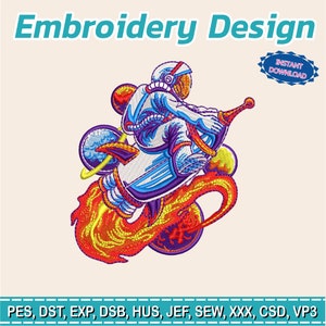 Puede incluir: Diseño de bordado que muestra un astronauta en un cohete con llamas. El astronauta lleva un traje espacial blanco y azul. El texto "Embroidery Design" está en la parte superior, y "Instant Download" está en una insignia azul. Formatos de archivo: PES, DST, EXP, DSB, HUS, JEF, SEW, XXX, CSD, VP3.