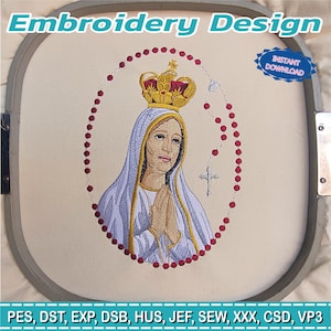 Puede incluir: Un diseño de bordado que presenta una figura religiosa con una corona dorada, rodeada por un círculo de cuentas rojas y una cruz plateada. El diseño está sobre una tela color crema, con el texto "Embroidery Design" y una insignia azul de "Descarga Instantánea".