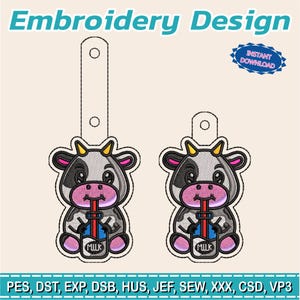 Puede incluir: Un diseño de bordado con dos vacas de dibujos animados bebiendo leche. Las vacas son grises, negras y rosas, con una botella de leche y una pajita roja. El diseño incluye el texto "Embroidery Design" y "Instant Download".