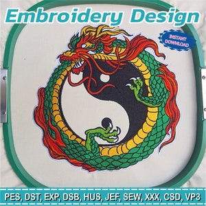 Puede incluir: Un diseño de bordado con un dragón colorido que rodea un símbolo de yin-yang en blanco y negro. El dragón es rojo, amarillo y verde. El texto "Embroidery Design" está en la parte superior, y "Instant Download" en una pancarta azul. Abreviaturas de tipo de archivo en la parte inferior.
