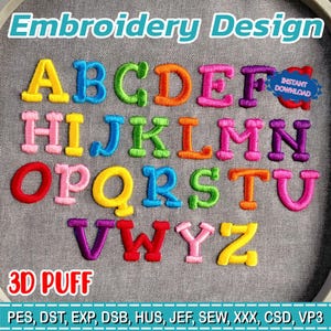 Puede incluir: Letras del alfabeto bordadas en relieve 3D. Las letras son de varios colores, incluyendo amarillo, azul, verde, naranja, rosa y morado. También se ven las palabras "Embroidery Design" y "3D PUFF".
