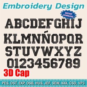 Könnte beinhalten: Ein Stickdesign mit dem kompletten Alphabet, Zahlen und dem Text "3D Cap". Die Buchstaben und Zahlen sind in einer dunkelgrauen, kantigen Schriftart gehalten. Die Wörter "Embroidery Design" und "Instant Download" sind ebenfalls vorhanden.