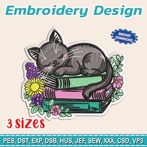 Puede incluir: Un diseño de bordado con un gato gris durmiendo sobre una pila de libros, rodeado de flores coloridas. El diseño incluye el texto "Embroidery Design", "3 sizes" y "Instant Download". Disponible en varios formatos de archivo.