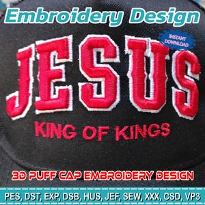 Puede incluir: Gorra de béisbol negra con la palabra "JESUS" bordada en rojo con un contorno blanco. El texto "KING OF KINGS" está bordado debajo. La gorra también presenta el texto "Embroidery Design" y "3D Puff Cap Embroidery Design".