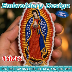 Puede incluir: Un parche bordado que representa una figura religiosa con una túnica roja y un manto azul, rodeada por un halo dorado. El diseño incluye el texto "Embroidery Design", "4 sizes" y "Instant Download". El parche está bordeado con costuras blancas.