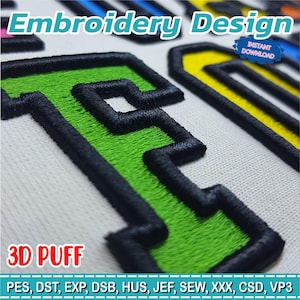 Puede incluir: Primer plano de una letra bordada verde y negra con el texto "Embroidery Design" y "3D PUFF". El diseño está sobre una tela blanca. La imagen también incluye el texto "INSTANT DOWNLOAD".