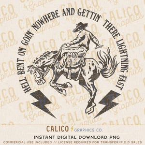 Könnte beinhalten: Vintage-Grafik mit einem Cowboy auf einem buckenden Pferd, umgeben von dem Text "Hell Bent on Goin' Nowhere and Gettin' There Lightning Fast". Zwei Blitze flankieren das Bild. Das Design ist in Braun- und Schwarztönen gehalten.