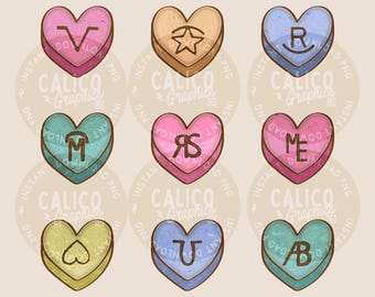 Puede incluir: Un conjunto de nueve caramelos en forma de corazón en rosa, beige, azul, turquesa y amarillo. Cada caramelo presenta un símbolo o letras en líneas marrones, incluyendo V, una estrella, R, M, RS, ME, un contorno de corazón, U y AB, en cuadrícula.