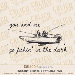 Puede incluir: Ilustraci&oacute;n en blanco y negro de dos personas pescando desde un barco. El texto dice "you and me go fishin' in the dark" en un estilo manuscrito. El fondo es de color beige con las palabras "CALICO Graphics" repetidas.