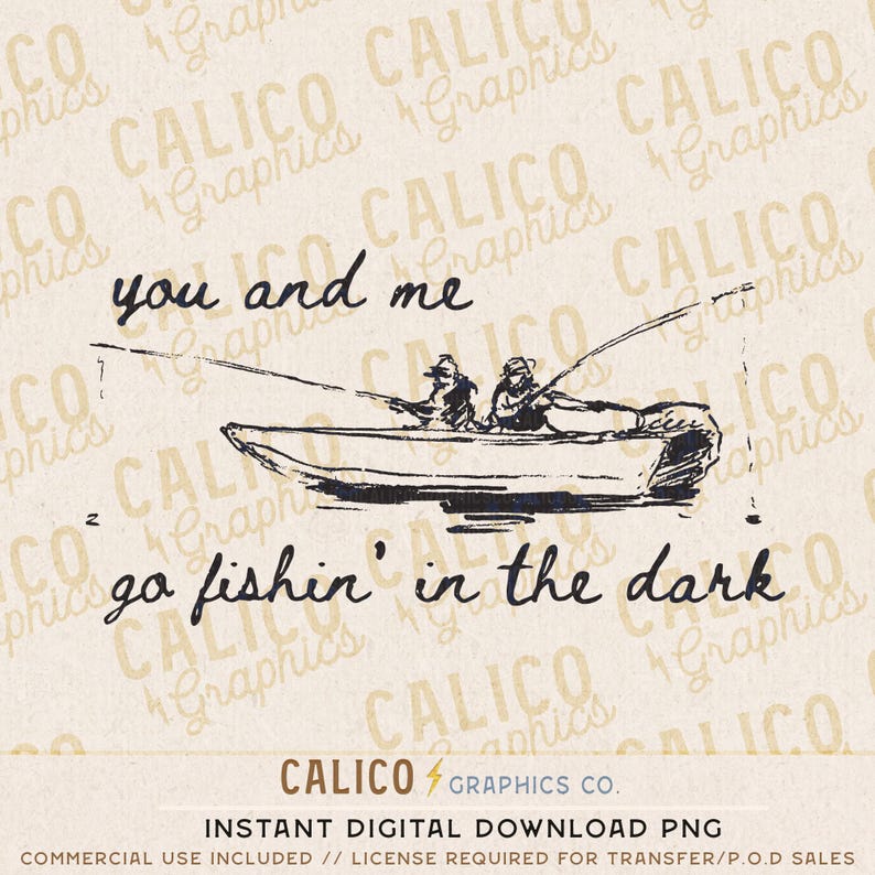 Puede incluir: Ilustraci&oacute;n en blanco y negro de dos personas pescando desde un barco. El texto dice "you and me go fishin' in the dark" en un estilo manuscrito. El fondo es de color beige con las palabras "CALICO Graphics" repetidas.