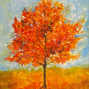 Peut inclure: Peinture à l'huile d'un arbre aux feuilles orange et rouges vibrantes, sur fond de ciel bleu clair avec des nuages blancs. L'arbre se dresse dans un champ d'herbe jaune doré, créant une scène automnale chaleureuse.