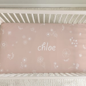 PERSONALIZOWANE Boho Floral Custom | Prześcieradła do łóżeczka z imieniem dziecka | Karmelowy prezent na baby shower dla dziewczynki, spersonalizowane prześcieradła do łóżeczka dla noworodka | Miniaturowa pościel do łóżeczka