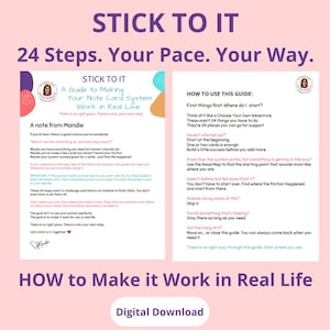 Könnte beinhalten: Ein digitaler Download-Leitfaden mit dem Titel Stick To It 24 Steps. Your Pace. Your Way. Das Dokument enthält zwei Textseiten mit Anweisungen zur Verwendung eines Karteikartensystems, einschließlich einer Notiz von Mandie und einer Anleitung.