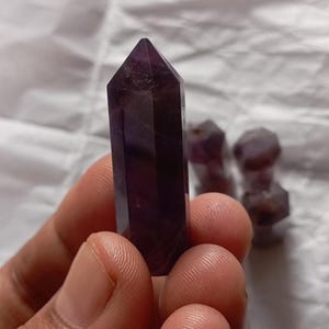 アメジストペンシルタワー宝石4個：天然ヒーリングクリスタル