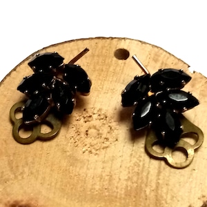Vintage 1950s Black Leaf Clip-On Earrings – German Faux Onyx Maple Leaf Jewelry, Gilded Mid-Century Costume Ear Clips