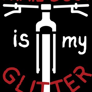 Puede incluir: Silueta blanca de una horquilla de bicicleta con manillar y el texto "TRAIL DUST is my GLITTER" en rojo.
