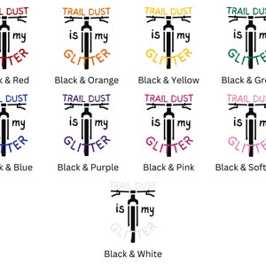Puede incluir: Un dise&ntilde;o gr&aacute;fico que presenta una bicicleta de monta&ntilde;a con el texto "Trail Dust is my Glitter" en varios colores. Los colores incluyen negro, rojo, naranja, amarillo, verde, azul, morado, rosa y blanco.