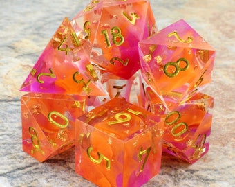 Scharfkantige Würfel: Pink und Orange mit Goldfolieneinschlüssen! DND Würfelset Tischplatte