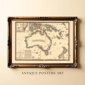 Puede incluir: Mapa antiguo enmarcado de Australia con detalles intrincados y una estética vintage. El mapa está en un marco dorado ornamentado, con el texto "ANTIQUE POSTERS ART" en la parte inferior.